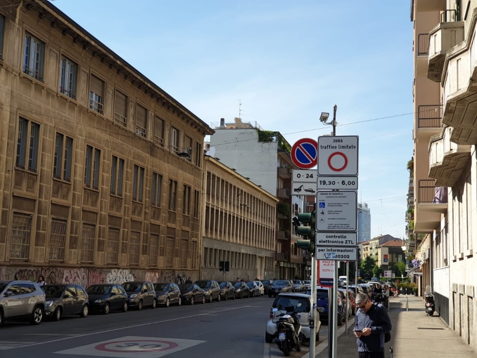 A Milano il Comune vara una nuova Ztl… con i cartelli sbagliati